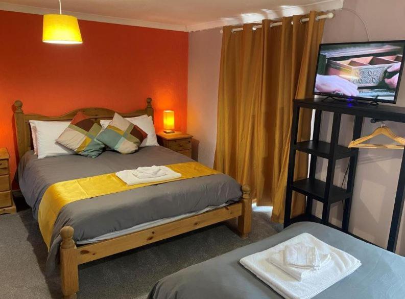 Kings Arms Hotel Llandysul Bagian luar foto